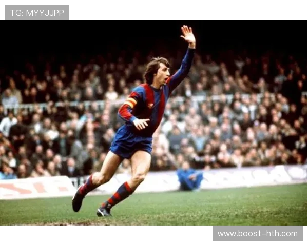 足球巨星背后的家园揭秘：生活与荣耀交织的私人空间揭秘